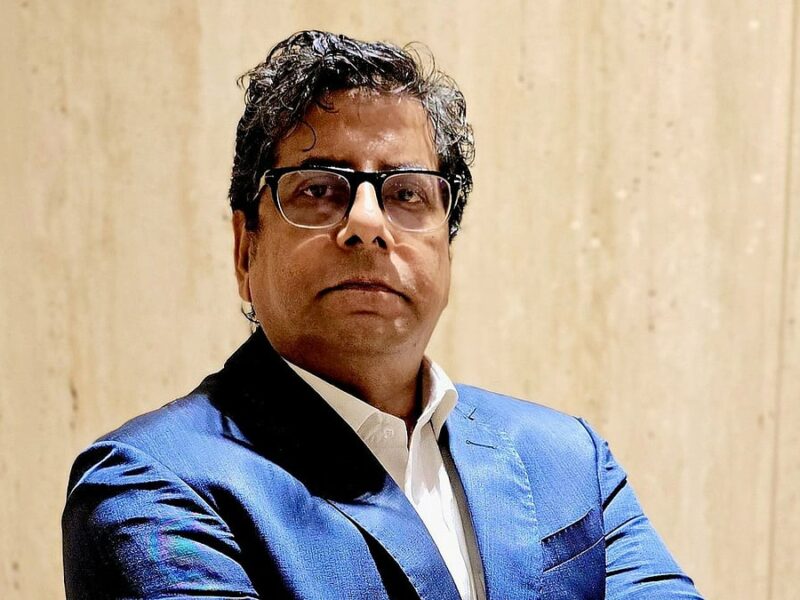 ‘জনগণের টাকার এই শ্রাদ্ধ কেন’? নতুন রূপের পাসপোর্ট নিয়ে ক্ষুব্ধ প্রশ্ন আনিস আলমগীরের
