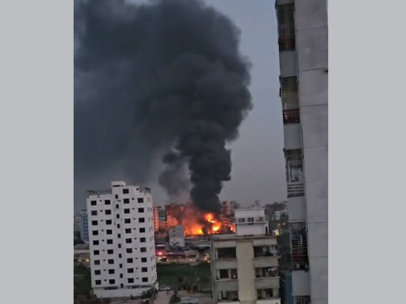 কদমতলীর ফোম কারখানায় ভয়াবহ আগুন! ৩ ঘণ্টার চেষ্টায় নিয়ন্ত্রণ