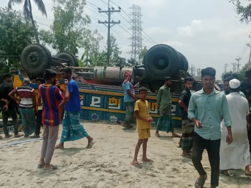 ময়মনসিংহে অটোরিকশায় ট্রাকের ধাক্কা, ৩ নারী নিহত