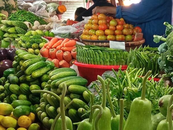 সবজির দাম চড়া, ডিমের বাজারেও আগুন