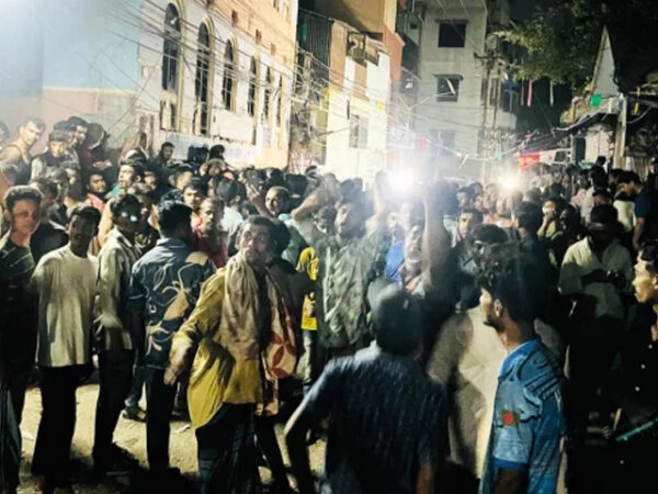 চট্টগ্রামে চার বছরের শিশু ধর্ষণের ঘটনায় উত্তাল রাজপথ, জনতার ওপর পুলিশের কাঁদানে গ্যাস নিক্ষেপ