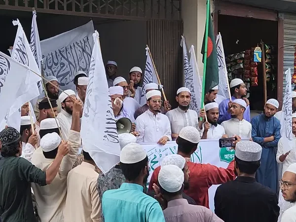 ইউনুস দেশকে আমেরিকার আজ্ঞাবহ দাস করে গেছেন, কালেমা লেখা পতাকা জাতীয় পতাকার ওপর ওড়ালেও রাষ্ট্রদ্রোহ হয়না?