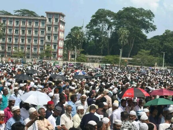 ইসলাম ধর্ম ব্যবসায়ী জামাত ও বিএনপি সরকারের সকল বাধা পেরিয়ে ভোলার জনতা তোফায়েল আহমেদের জানাজায় অংশগ্রহণ করেছে