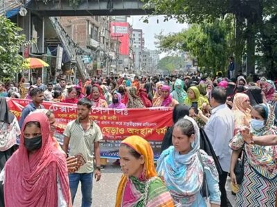 পূর্বনোটিশ ছাড়াই চাকরিচ্যুতি,  রামপুরায় পোশাক শ্রমিকদের সড়ক অবরোধ- পাঁচ দফা দাবি