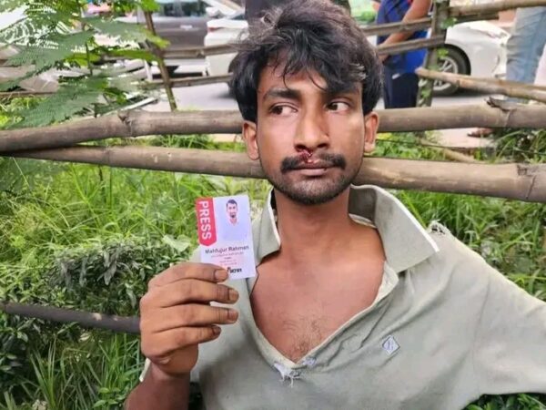 ধানমন্ডি ৩২ নম্বরে ‘আওয়ামী দোসর’ আখ্যা দিয়ে সাংবাদিকদের পেটালো জামায়াত নেতাকর্মীরা