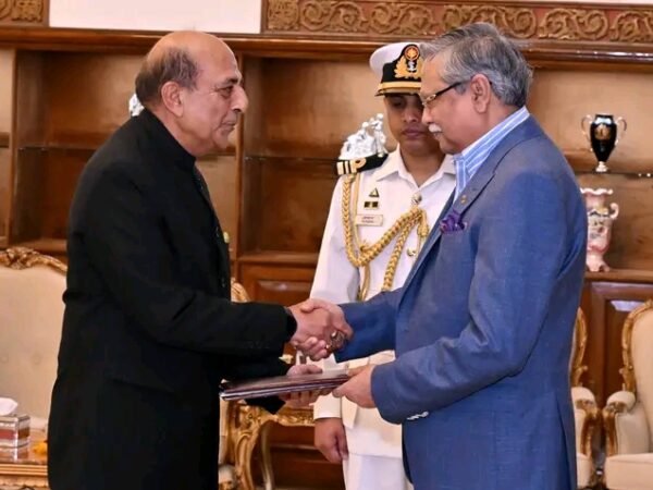 মহামান্য রাষ্ট্রপতির হাতে পরিচয়পত্র তুলে দিয়ে ভারতীয় হাইকমিশনার  দীনেশ ত্রিবেদীর ‘মিশন’ শুরু