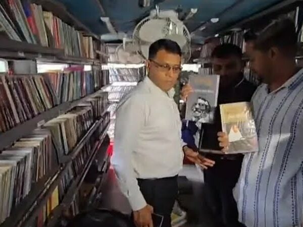 বঙ্গবন্ধু ও হাসিনার বই থাকায় বিশ্বসাহিত্য কেন্দ্রের গাড়ি আটক করল ছাত্রদল, নিন্দার ঝড় দেশজুড়ে