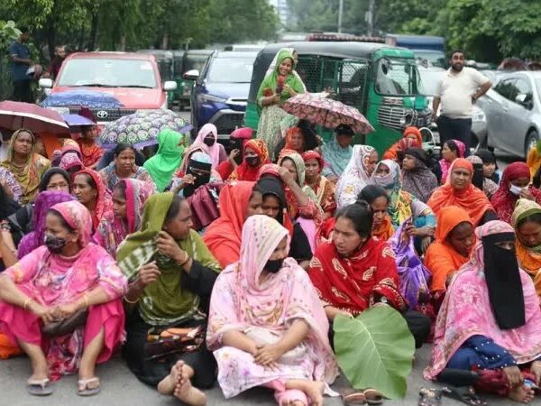 বকেয়া বেতনের দাবিতে তেজগাঁওয়ে পোশাকশ্রমিকদের সড়ক অবরোধ