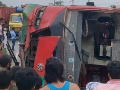 দাউদকান্দিতে ঢাকা-চট্টগ্রাম মহাসড়কে বিআরটিসির যাত্রীবাহী বাস উল্টে ১২ যাত্রী আহত
