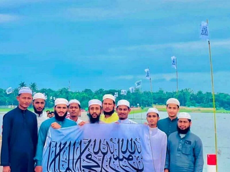 ‘কালেমা পতাকা’ উড়ানো হচ্ছে! দেশের ভাবমূর্তি আন্তর্জাতিকভাবে ভেঙে পড়ার আশঙ্কা