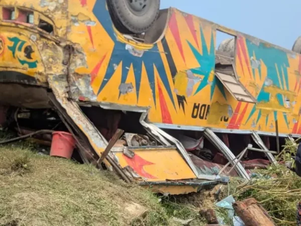 ব্রাহ্মণবাড়িয়ায় নিয়ন্ত্রণ হারিয়ে বাস খাদে, ঘটনাস্থলেই তিনজনের মৃত্যু