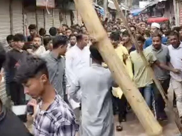 হাজারো নেতাকর্মী নিয়ে ছাত্রলীগের মিছিল, সরে গেল পুলিশ
