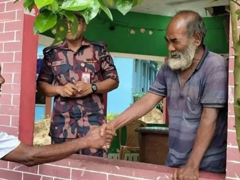 কামালপুর সীমান্তের নো-ম্যানস ল্যান্ডে আটকে থাকা বৃদ্ধ বাংলাদেশেরই নাগরিক, তাঁকে পরিবারের কাছে সমঝে দেয়া হলো