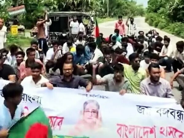 গোপালগঞ্জে জাতির পিতা শেখ মুজিবুর রহমানের ম্যুরালে কালি, বিক্ষোভে ছাত্রলীগ