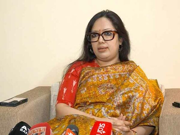 “যে রাষ্ট্র ৬ বছরের শিশুকে ধর্ষণের হাত থেকে রক্ষা করতে পারে না, সেই রাষ্ট্র কীভাবে সিনেমা বন্ধ করে দেয়?” বনলতা এক্সপ্রেস বন্ধ নিয়ে সরব রুমিন ফারহানা
