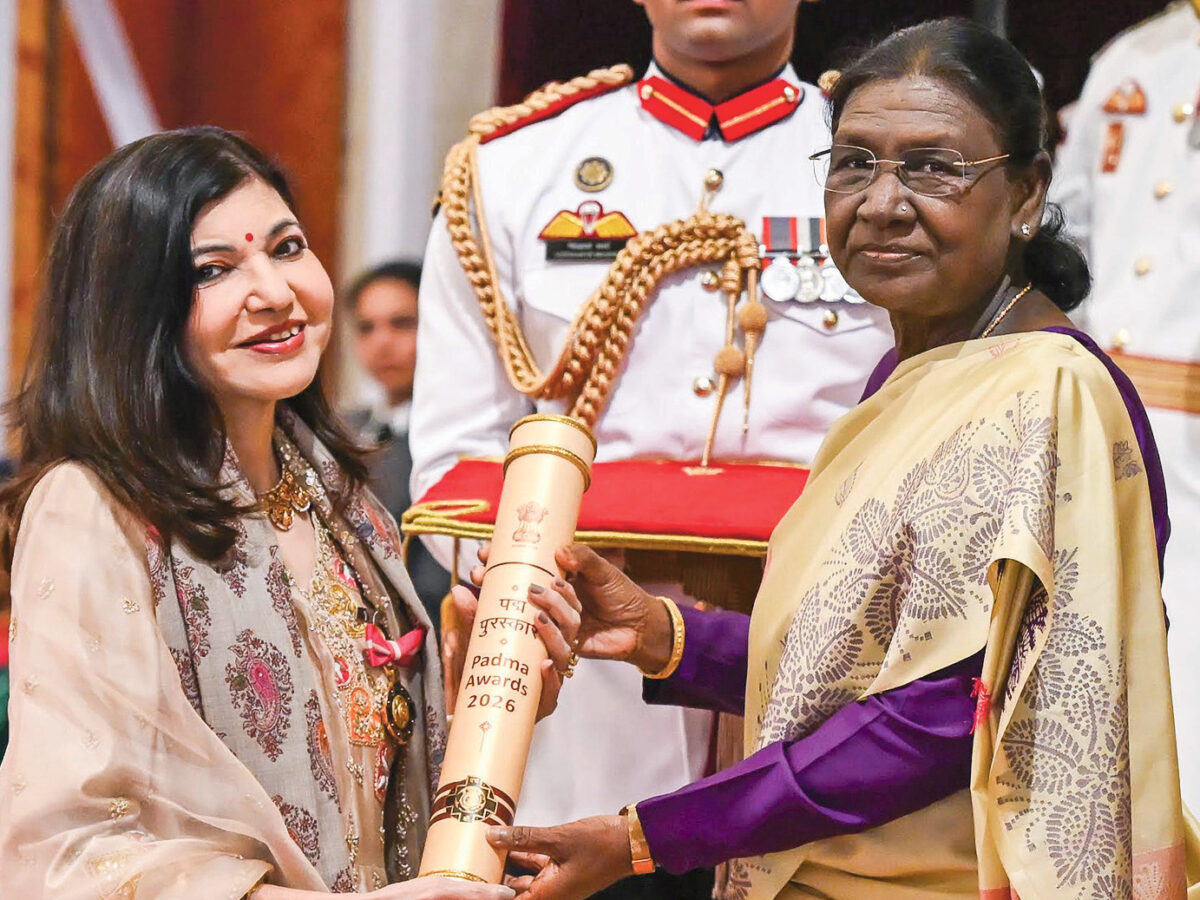 হুইলচেয়ারে ভারতের প্রখ্যাত শিল্পী অলকা ইয়াগনিক! গ্রহণ করলেন ‘পদ্মভূষণ’ পুরস্কার, কী হয়েছে তাঁর?