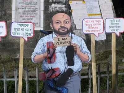 ঢাকা বিশ্ববিদ্যালয় নিয়ে ব্যারিস্টার ফুয়াদের মন্তব্যের তীব্র প্রতিবাদ: রাজু ভাস্কর্যে ব্যঙ্গচিত্রে জুতা নিক্ষেপ