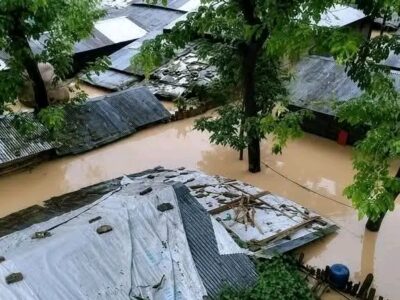 একদিকে বন্যা ভাসিয়ে নিচ্ছে, আরেকদিকে দুপুরের মধ্যে ৬০ কিলোমিটার বেগে ঝড় হতে পারে বেশ কিছু অঞ্চলে