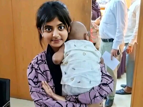 নিজের ৭ মাসের সন্তানকে বুকে ফিরে পেতে ১৩ বছর বয়সী এক কিশোরী মা আদালতে!
