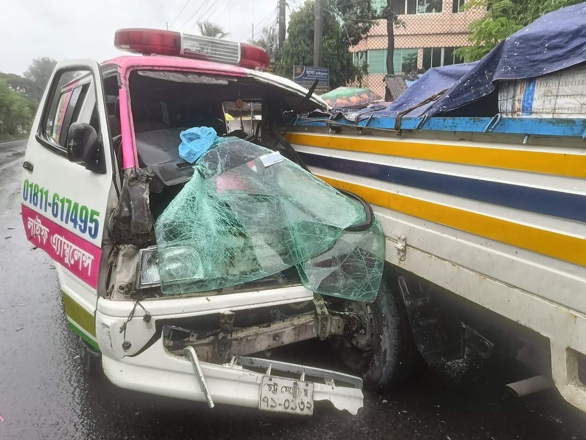 নবজাতকের মরদেহ নিয়ে বাড়ি ফেরার পথে অ্যাম্বুলেন্সটিই দুর্ঘটনার কবলে, আহত ৩ জন