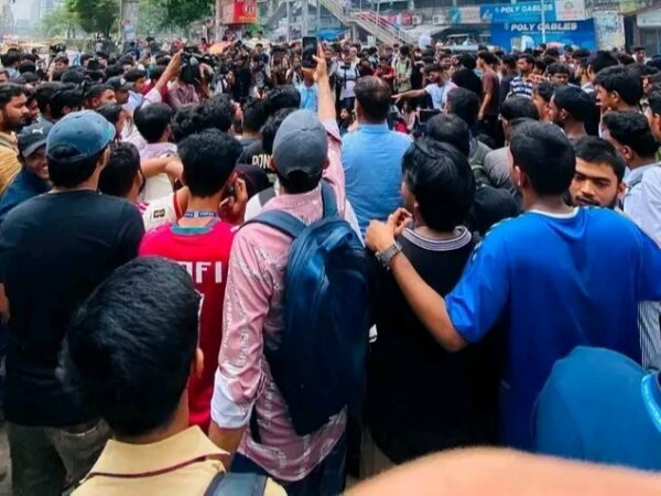 ‘লং মার্চ টু শিক্ষা মন্ত্রণালয়’ কর্মসূচিকে কেন্দ্র করে নীলক্ষেত এবং সায়েন্সল্যাবে নিরাপত্তা ব্যবস্থা জোরদার