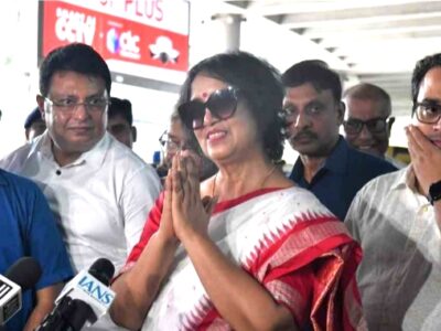 শঙ্খধ্বনি ও উলুধ্বনিতে লেখক তসলিমাকে স্বাগত জানানো হলো কলকাতায়