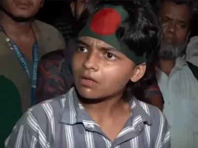 ‘১২ কোটি শিক্ষার্থীর দায়িত্ব নিয়েছি’: মাথায় পতাকা বেঁধে আন্দোলন করা সেই মেয়ে মাইলস্টোনের ছাত্রী না