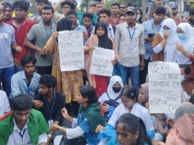 জামাত কর্মী পরীক্ষার্থী সেজে শিক্ষামন্ত্রীর পদত্যাগ চাইছে!
