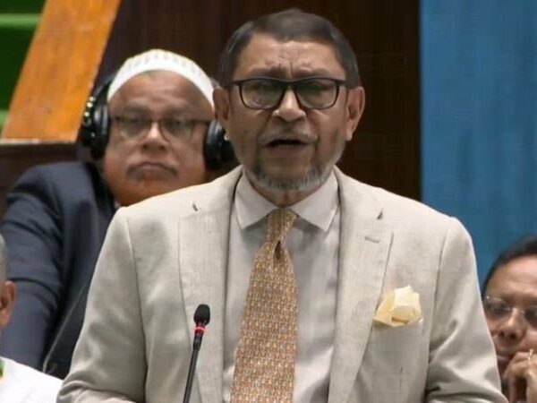 ডেঙ্গু মোকাবিলায় লম্বা লুঙ্গি, পায়জামা পরার পরামর্শ দিলেন স্বাস্থ্যমন্ত্রী