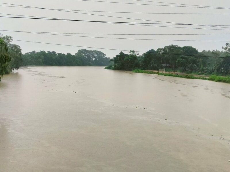 খোয়াই নদীর বাঁধ ভেঙে ২০ গ্রাম প্লাবিত, চরম ঝুঁকিতে মানুষ