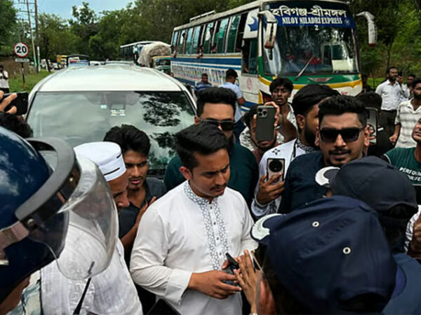 পুলিশের ব্যারিকেড ভেঙে, প্রশাসনকে বৃদ্ধাঙ্গুল দেখিয়ে শ্রীমঙ্গল থেকে হবিগঞ্জের পথে জামাতের বি টিম এনসিপির নেতারা, সেখানেও বাধার মুখে