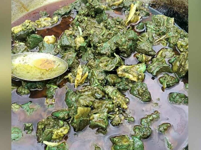 রান্নার সময় মাংসের সবুজ রং ধারণ, কড়াই নিয়েই থানায় অভিযোগ!