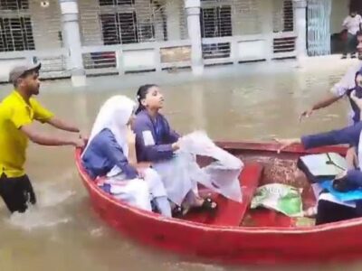 কুমিল্লায় কোমরসমান পানি মাড়িয়ে কেন্দ্রে পরীক্ষার্থীরা, কেউ নৌকায় চড়ে