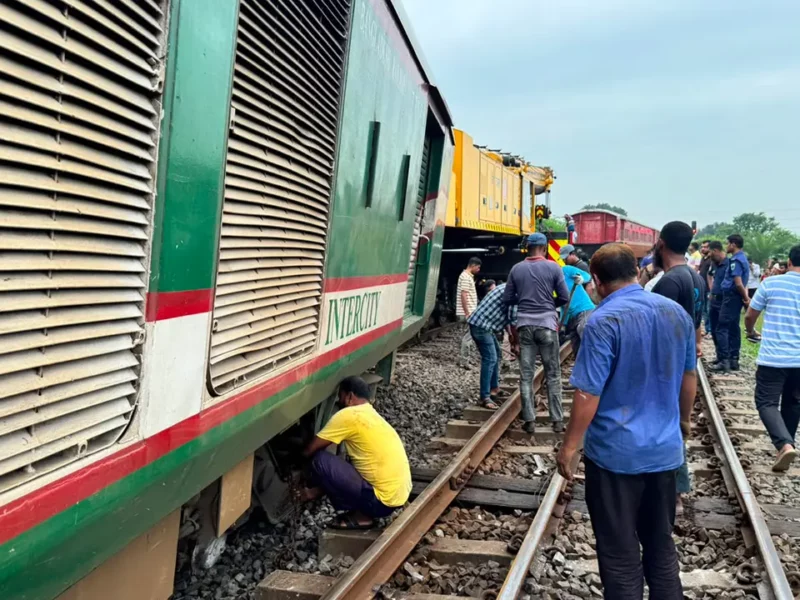 ঈশ্বরদীতে একতা এক্সপ্রেস লাইনচ্যুত, ট্রেন চলাচল বন্ধ