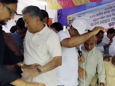 ত্রাণ বিতরণের মঞ্চ ভেঙে পড়ে গেলেন খোদ অর্থমন্ত্রী!