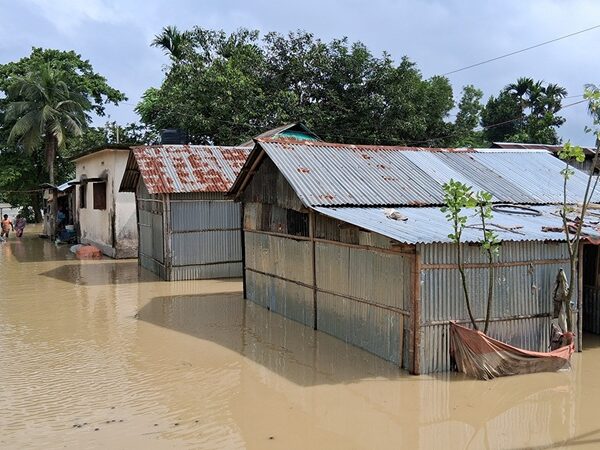 মনু নদীর বাঁধ ভেঙে ৩০ গ্রাম প্লাবিত, ঘরবাড়ি, ফসলি জমি হারাচ্ছে মানুষ