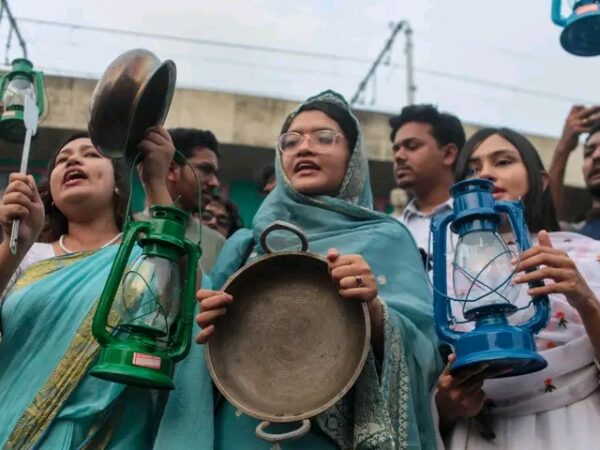 গ্যাস-বিদ্যুৎ সংকট ও অতিরিক্ত বিলের প্রতিবাদে ঢাবিতে হ্যারিকেন- হাঁড়ি-পাতিল, খুন্তি নিয়ে বিক্ষোভ!