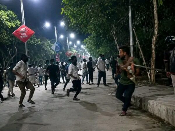 ‘সাকা চৌধুরীর বিচারিক হত্যাকাণ্ডের শিকার’ লেখা ব্যানার সরিয়ে নিতে বলায় ছাত্রদল ও ছাত্রশিবিরের তুমুল সংঘর্ষ, থমথমে বেগম রোকেয়া বিশ্ববিদ্যালয়