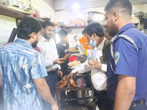 সুনামের আড়ালে ক্রেতাকে খাওয়ানো হচ্ছিলো পচা-বাসি মাংস! সীতাকুণ্ডে দুই রেস্টুরেন্টকে জরিমানা