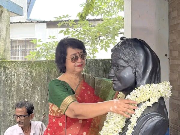 বেগম রোকেয়া সাখাওয়াত হোসেনের সমাধিতে শ্রদ্ধা নিবেদন করলেন বিশিষ্ট লেখক তসলিমা নাসরিন