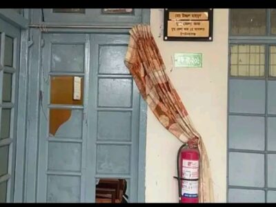 বিদ্যুৎ নিয়ে সমালোচনা করায় বিচারকের বিরুদ্ধে তীব্র বিক্ষোভ, আদালতে ভাঙচুর, ৭২ ঘণ্টার মধ্যে অপসারণের আলটিমেটাম! ফ্যাসিস্ট কে?