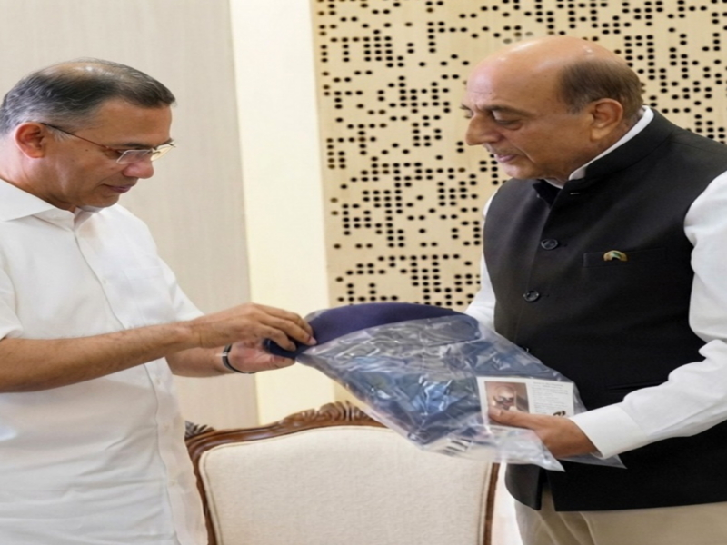 প্রধানমন্ত্রী তারেক রহমানকে কাশ্মীরি ‘কালো’ শাল উপহার ঢাকায় নিযুক্ত হাইকমিশনার দীনেশ ত্রিবেদীর! ফ্যাশন নাকি ডিপ্লোম্যাসির চাল!