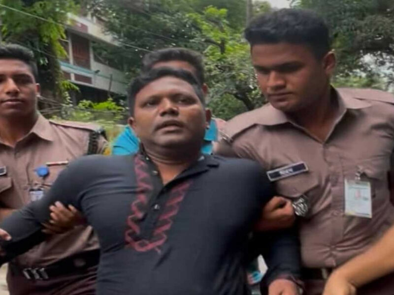 পোড়া-ভাঙা ধানমন্ডি ৩২- এ শ্রদ্ধাঞ্জলি দিতে বাধা! ফুল দিতে এসে যুবলীগ কর্মী অর্ণব দাস আটক