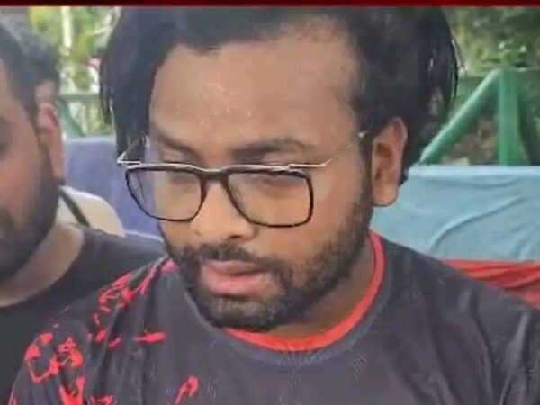 ধানমন্ডি ৩২-এ মবকারী জুলাই যোদ্ধা আয়াস পুলিশ রেকর্ডের পলাতক আসামী!