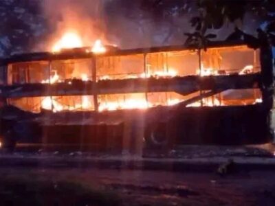 সামনে দাঁড়িয়ে থাকা গাড়িতে সজোরে ধাক্কা দিয়ে স্লিপার কোচ পুড়ে ভস্মীভূত!