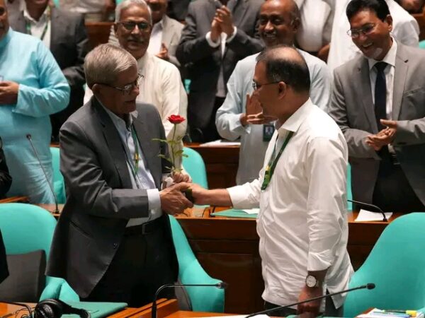 নতুন রাষ্ট্রপতি মির্জা ফখরুলকে লাল গোলাপের শুভেচ্ছা জানালেন প্রধানমন্ত্রী তারেক রহমান