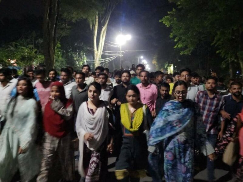 ‘গলি গলি মে চোর হ্যায়, রাকসু তু চোর হ্যায়’: বিভিন্ন স্লোগানে রাকসুর ভিপি ও আম্মারের বিরুদ্ধে বিক্ষোভ