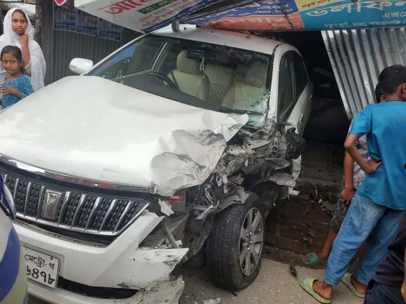 বরিশালে অ্যাম্বুলেন্স-প্রাইভেটকারের মুখোমুখি সংঘর্ষ, আহত ৪