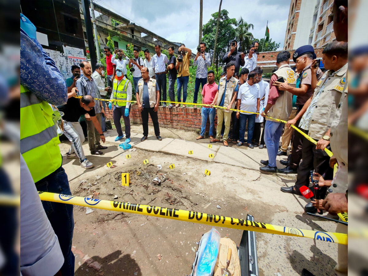 বরিশাল আদালত প্রাঙ্গণের মূল ফটকের ভেতরেই ঘটলো ককটেল বিস্ফোরণ