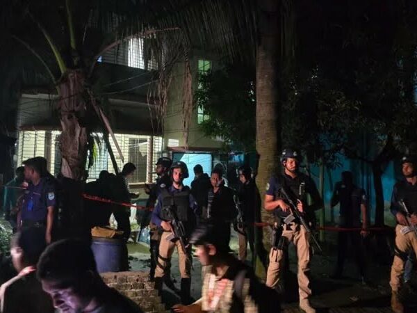 সাভারে ৪ তলা ভবন ঘিরে আইনশৃঙ্খলা বাহিনীর কড়া অভিযান! উদ্ধার বিস্ফোরক তৈরির সরঞ্জাম, ককটেল, জেএমবির লিফলেট